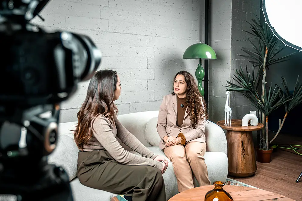 https://www.shutterstock.com/ja/image-photo/women-interviewing-tv-studio-talk-show-2732099163?trackingId=975024f2-e217-4022-ad55-6de5e79a16e5&listId=searchResults