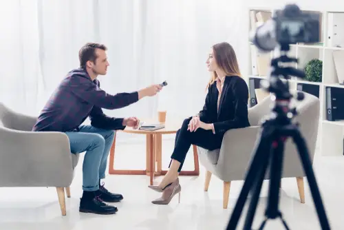 https://www.shutterstock.com/ja/image-photo/side-view-businesswoman-suit-giving-interview-1250079979?trackingId=d07fcc12-021f-41ac-b4b1-6d5955503f83&listId=searchResults