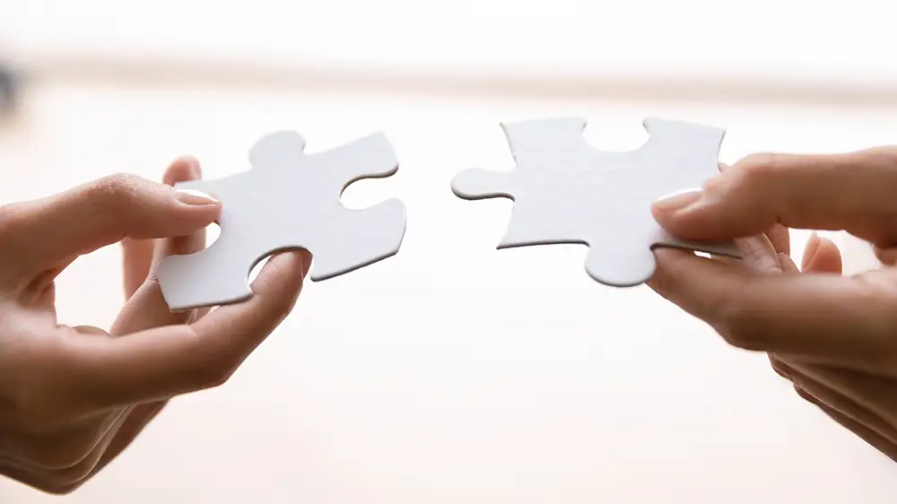 https://www.shutterstock.com/ja/image-photo/human-connecting-two-pieces-puzzle-woman-2319460953?trackingId=df31874a-cee3-451f-9199-050162bf289d&listId=searchResults