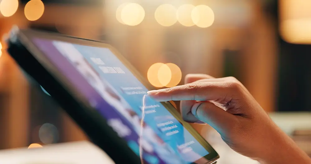 https://www.shutterstock.com/ja/image-photo/hands-tablet-person-reading-screen-business-2475382567?trackingId=3b58f2c2-3eb8-45cd-8ac7-09c149594a39&listId=searchResults
