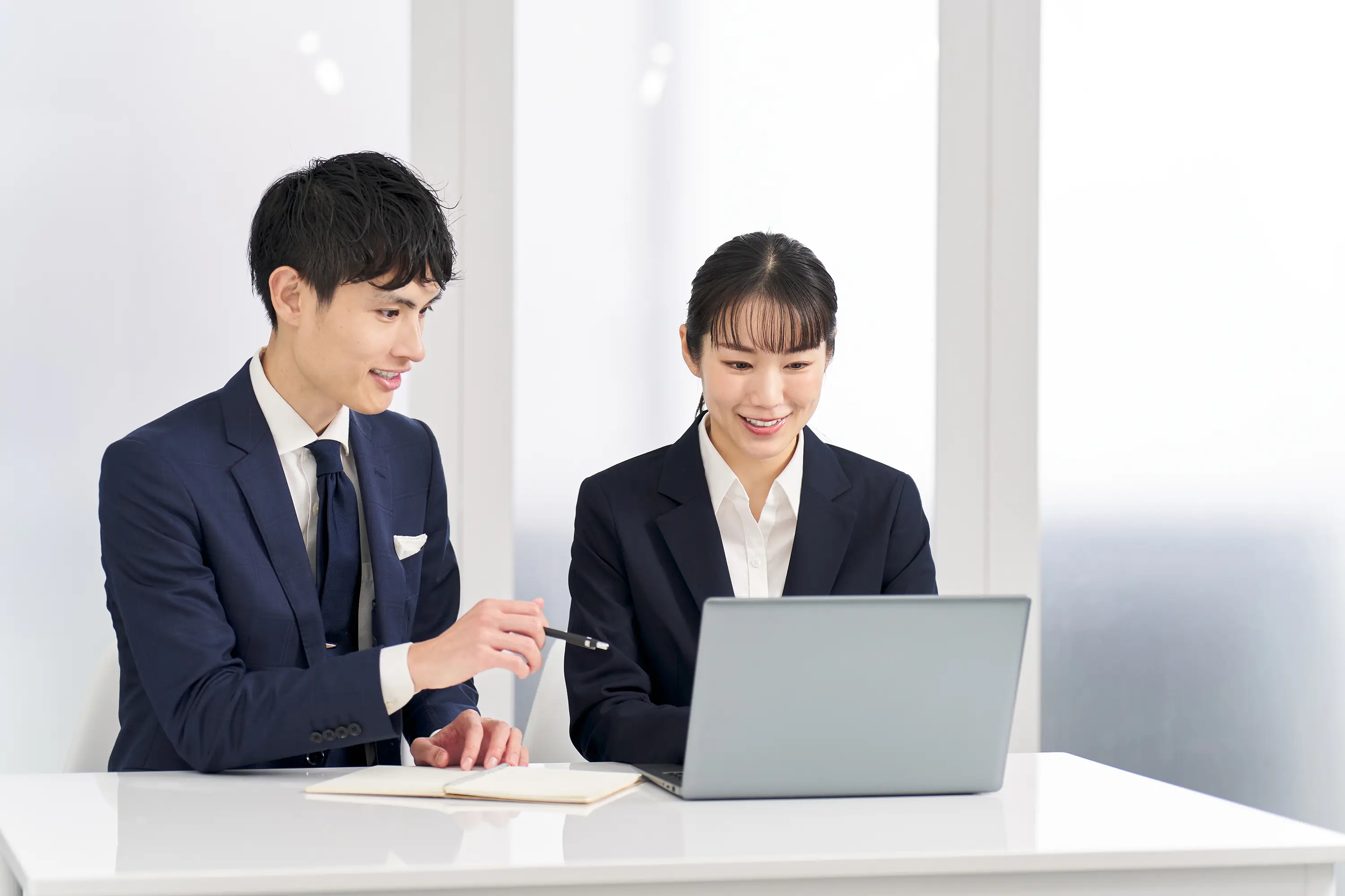 https://www.shutterstock.com/ja/image-photo/business-person-giving-training-on-how-2450852339?trackingId=6101ec67-925d-4c80-b072-5da3f7cc820a&listId=searchResults