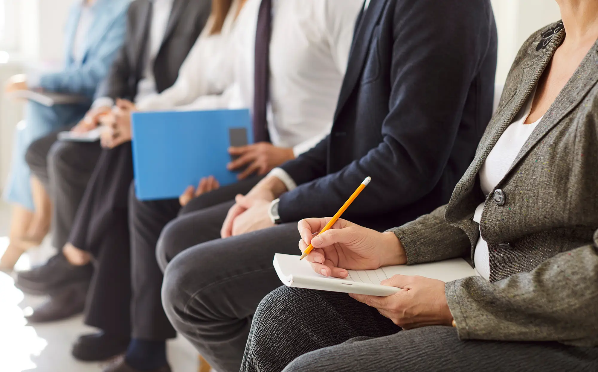 https://www.shutterstock.com/ja/image-photo/group-business-professionals-sitting-row-conference-2715347575?trackingId=5b876601-923e-4896-8c8a-d7018e0306d3&listId=searchResults