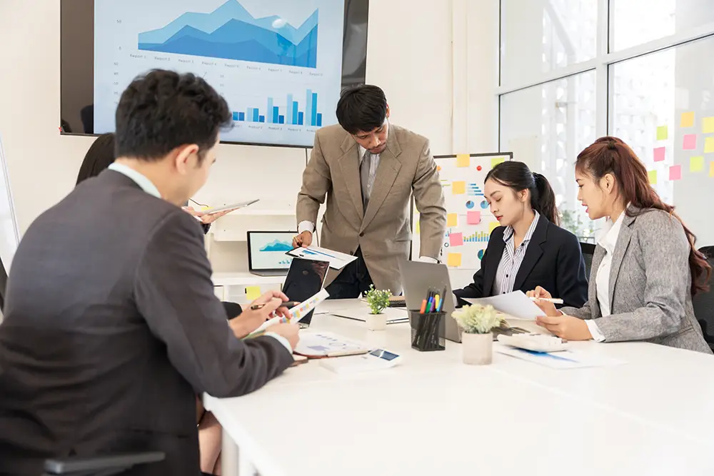 https://www.shutterstock.com/ja/image-photo/asian-business-group-meeting-give-advice-2582917929?trackingId=e57346f9-b032-4df2-9bdb-add7494259f7&listId=searchResults