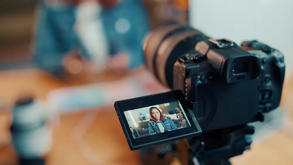 https://www.shutterstock.com/ja/image-photo/woman-influencer-video-camera-screen-recording-2637649715?trackingId=a2375dc8-f899-4d80-b597-a0ee6b52603d&listId=searchResults
