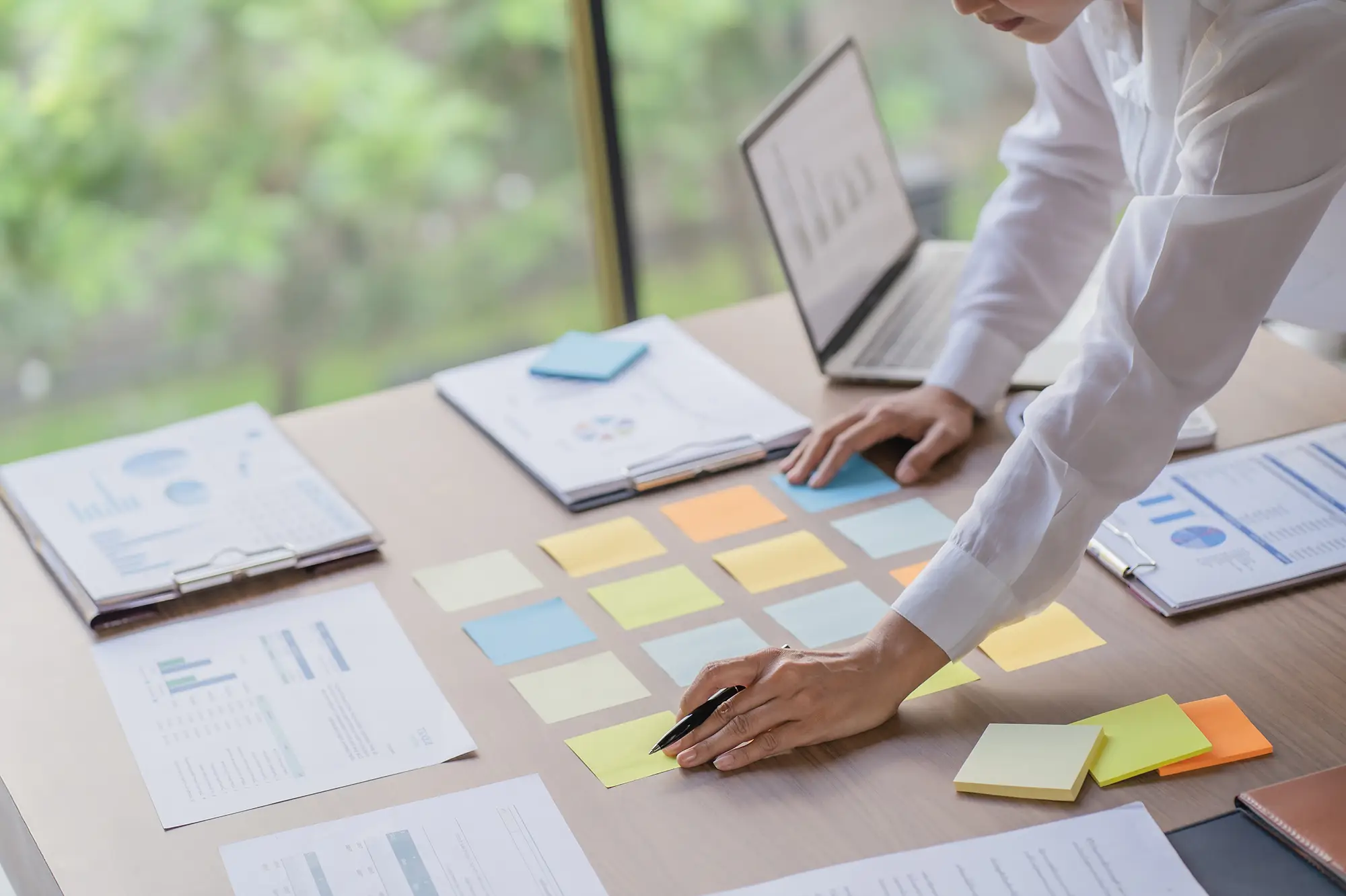 https://www.shutterstock.com/ja/image-photo/business-people-working-on-sticky-notes-2679490885?trackingId=7d1dbaf9-b466-4755-880d-10cc8ac12868&listId=searchResults