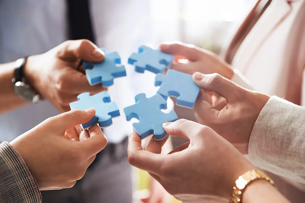 https://www.shutterstock.com/ja/image-photo/team-building-group-businesspeople-putting-puzzle-2755794923?trackingId=85c50a0a-f616-4549-a4c8-9e6c45002426&listId=searchResults