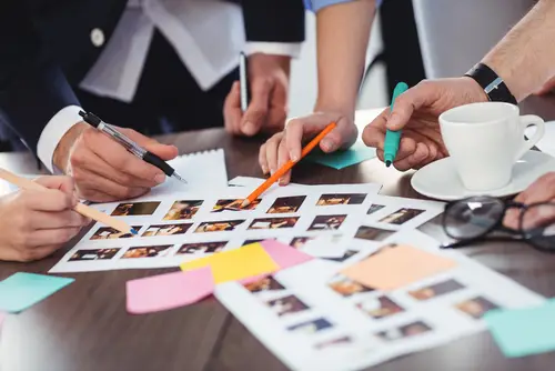 https://www.shutterstock.com/ja/image-photo/cropped-image-photo-editors-discussing-about-455048881?trackingId=d21fb882-3267-4527-83db-d26a381a70ae&listId=searchResults