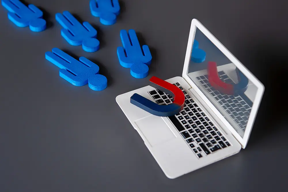 https://www.shutterstock.com/ja/image-photo/magnet-on-top-laptop-attract-customers-2531139751?trackingId=31e0e662-2706-4ea2-9be2-7a6845dd6401&listId=searchResults