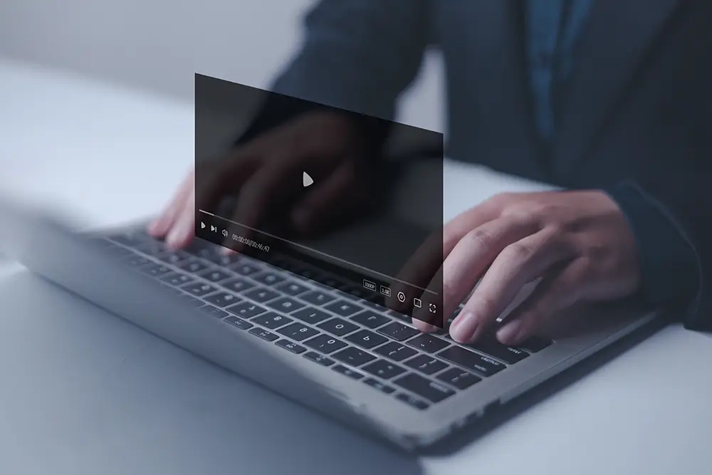 https://www.shutterstock.com/ja/image-photo/video-streaming-on-internet-concept-businessman-2652058023?trackingId=231074c8-1346-4cb9-9de6-ad1e7286fbf6&listId=searchResults