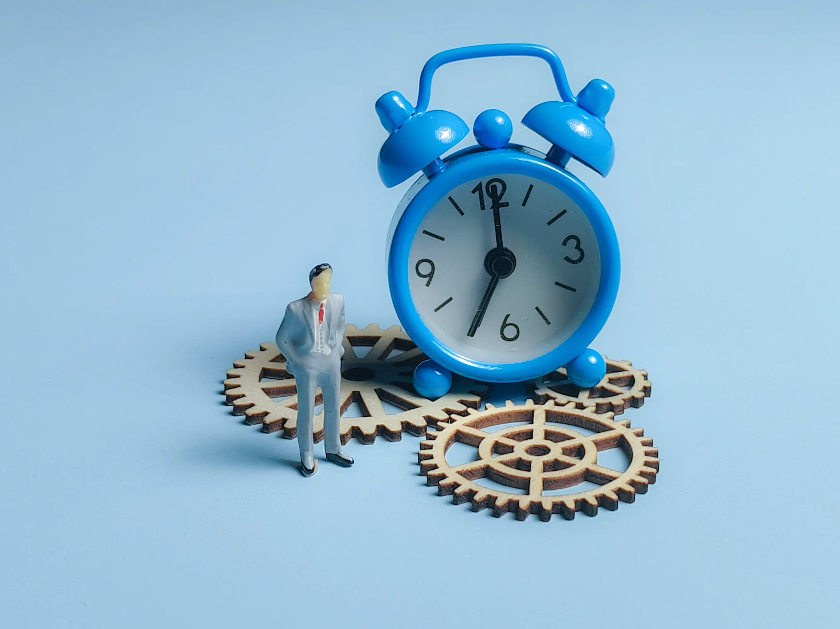 https://www.shutterstock.com/ja/image-photo/blue-alarm-clock-gears-businessman-figurine-2738539485?trackingId=e7081f15-aadd-4f23-b1c0-5a1c4d1161a3&listId=searchResults