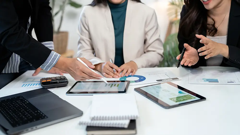 https://www.shutterstock.com/ja/image-photo/professional-business-team-collaborating-analyzing-financial-2745939079?trackingId=e13dc78c-b19d-46cc-a5f3-f3b7af245b65&listId=searchResults