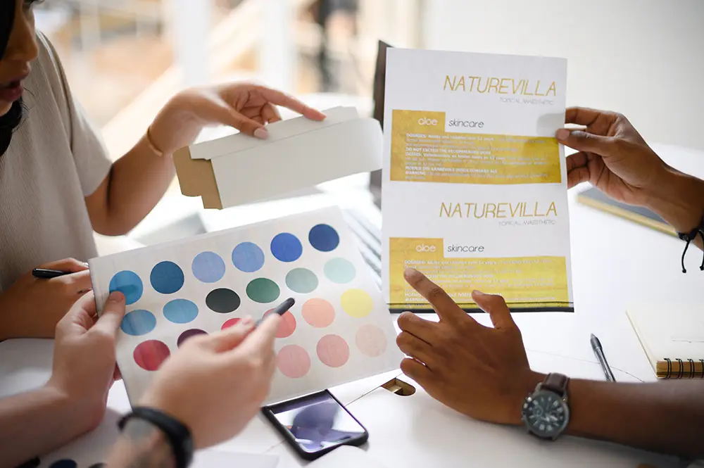 https://www.shutterstock.com/ja/image-photo/business-people-hands-color-palette-swatches-2492157583?trackingId=3148e43b-03b9-425d-866d-2526906e3aa1&listId=searchResults