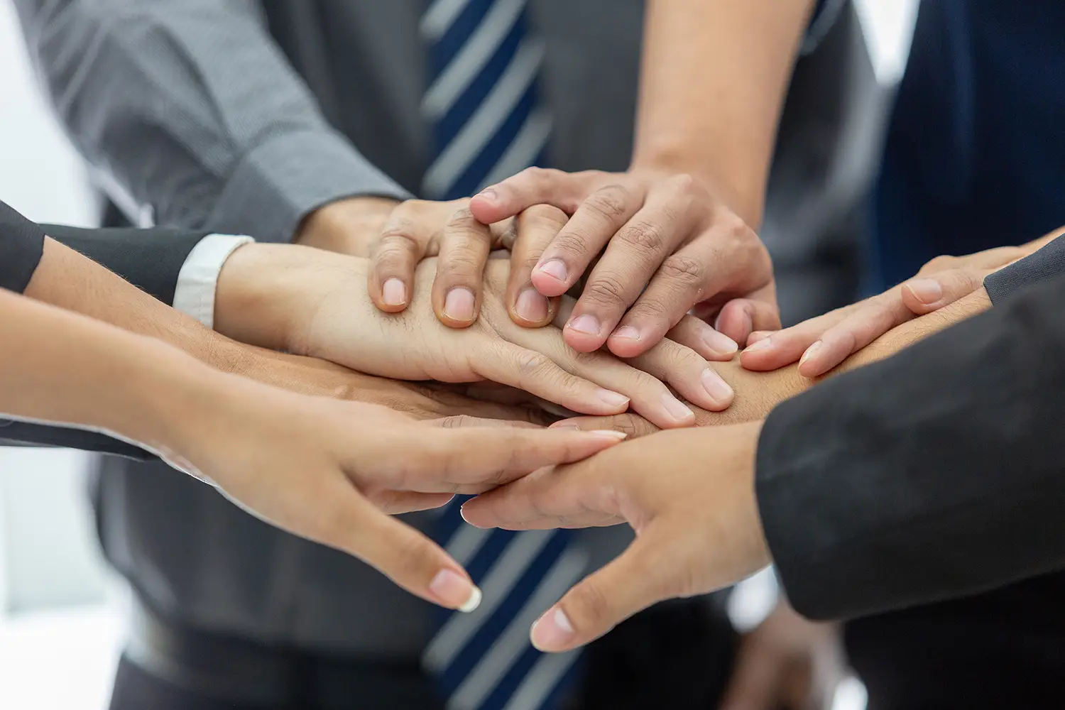 https://www.shutterstock.com/ja/image-photo/close-diverse-hands-stacked-together-unity-2728177021?trackingId=b4812cde-0a26-45d4-bbf3-f83e1f50731b&listId=searchResults