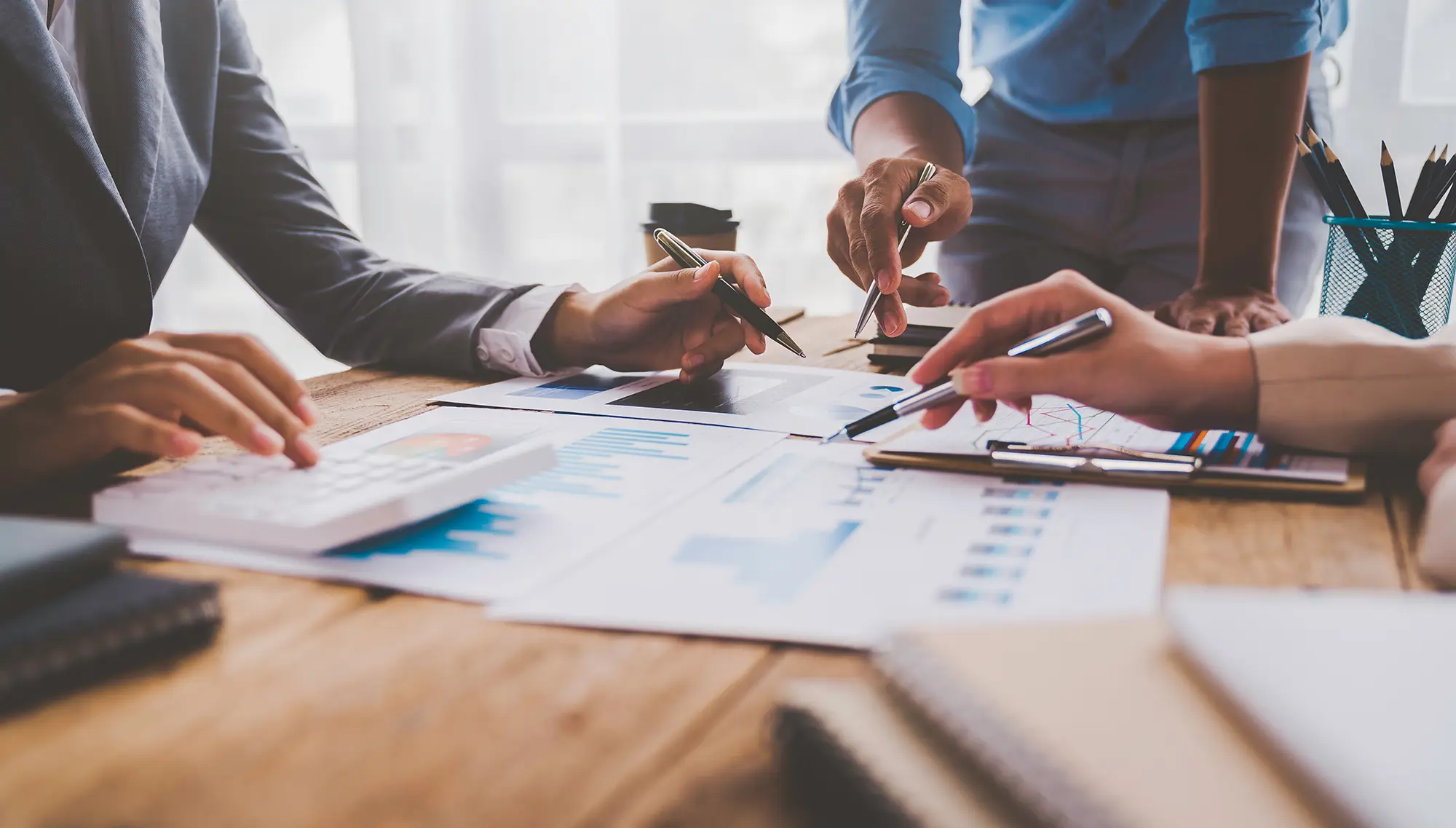 https://www.shutterstock.com/ja/image-photo/financial-analyst-analyzes-business-finance-reports-2187989231?trackingId=db1ce604-3fe0-4833-a8e1-a69b6633ac6c&listId=searchResults