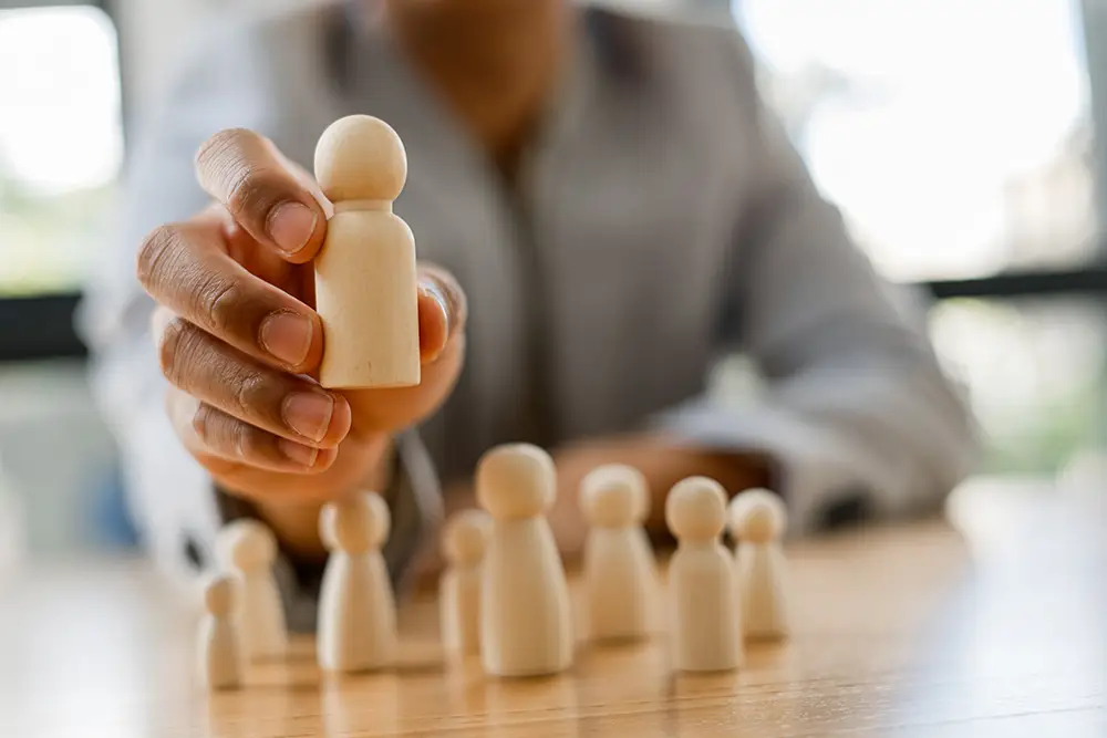 https://www.shutterstock.com/ja/image-photo/leader-wooden-figure-leading-team-business-2657710239?trackingId=ed2345b7-216a-450b-93ab-92e6610c89e2&listId=searchResults