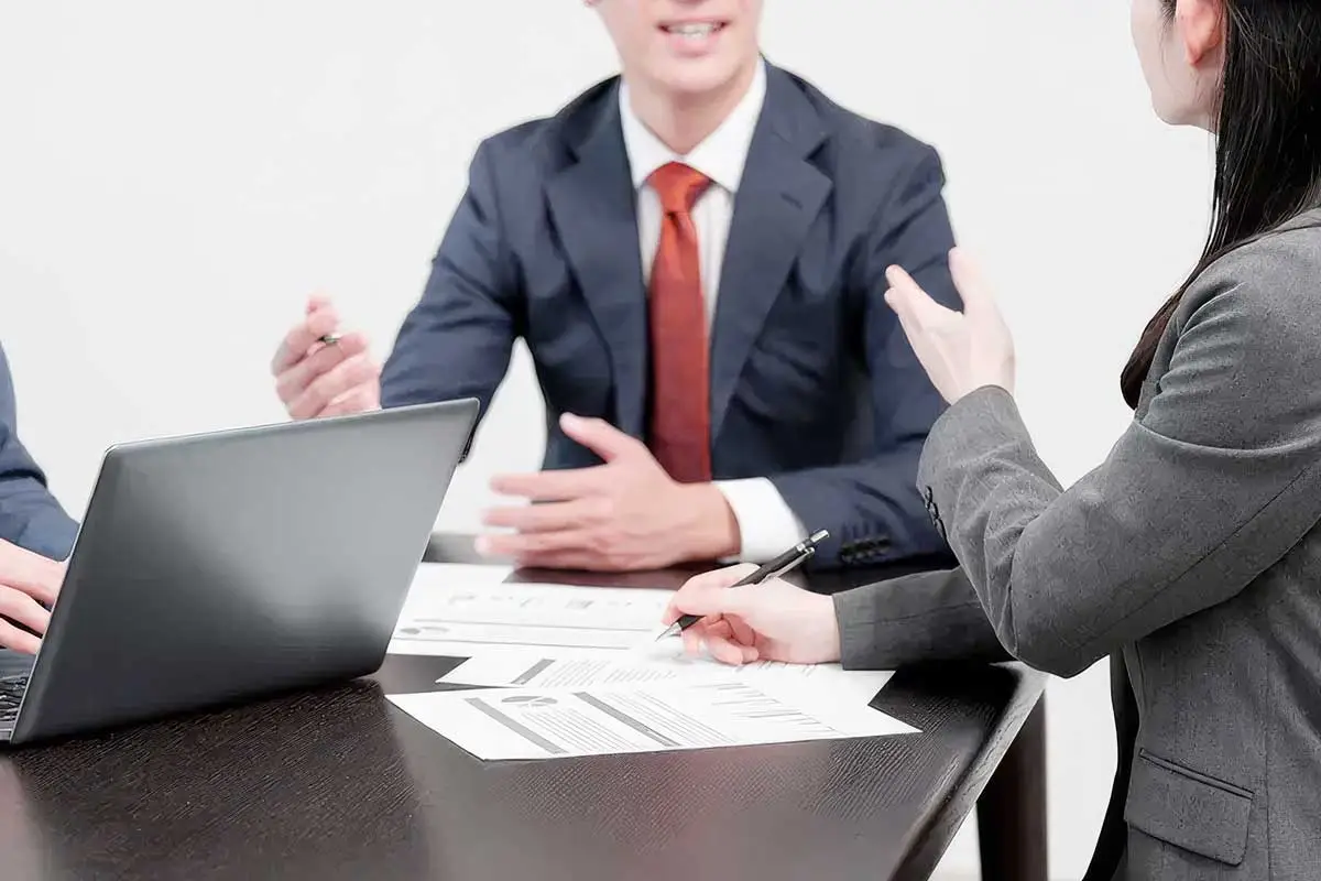 business-people-having-meeting
