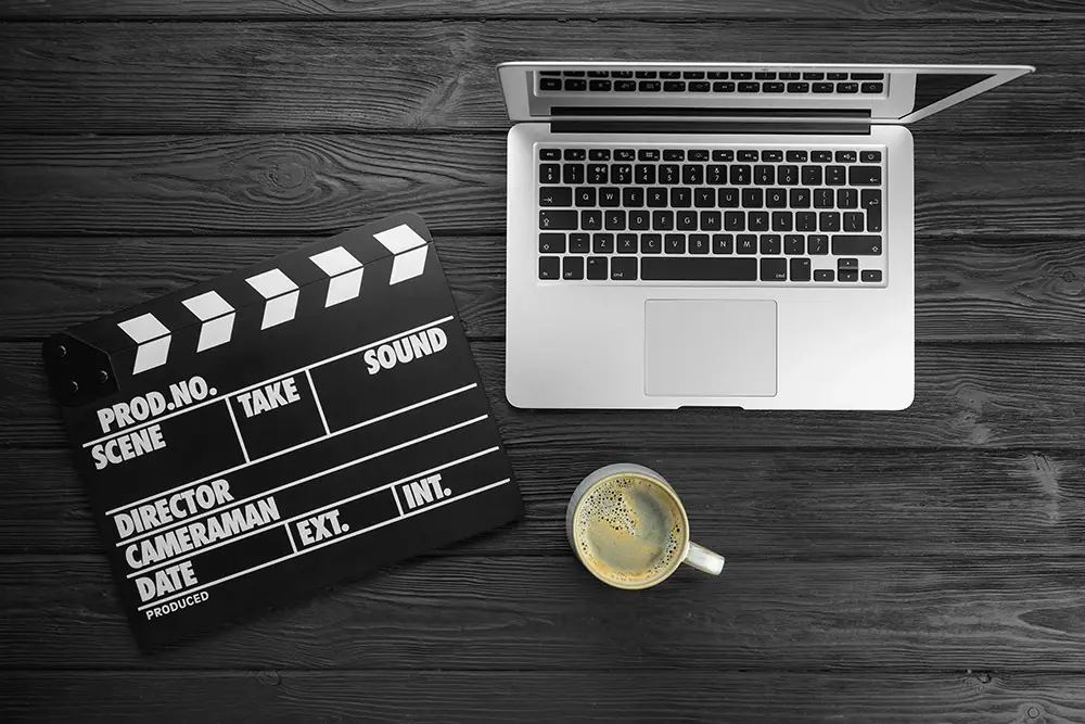 https://www.shutterstock.com/ja/image-photo/movie-clapper-laptop-cup-coffee-on-2566050623?trackingId=2bbc4527-6d00-4969-bcc0-16896e1b49dc&listId=searchResults