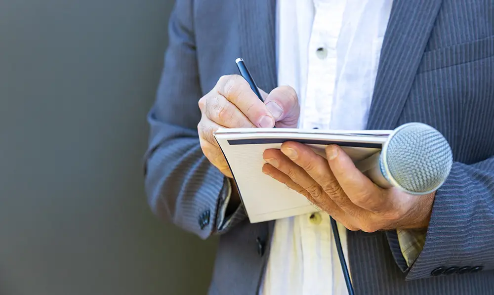 https://www.shutterstock.com/ja/image-photo/journalist-reporter-correspondent-suit-taking-notes-2614554099?trackingId=57838d53-1c23-4fce-92d8-cc6bf70d0007&listId=searchResults