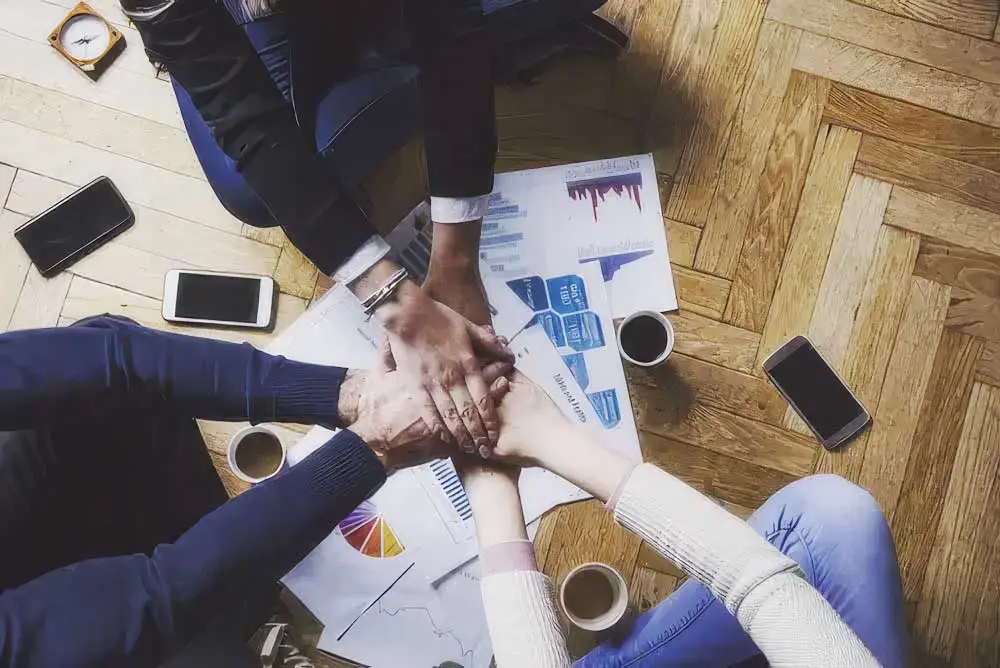 https://www.shutterstock.com/ja/image-photo/team-concept-business-work-cozy-atmosphere-564637444?trackingId=e90d2f1d-6540-4b94-9e81-58229196d4f0&listId=searchResults