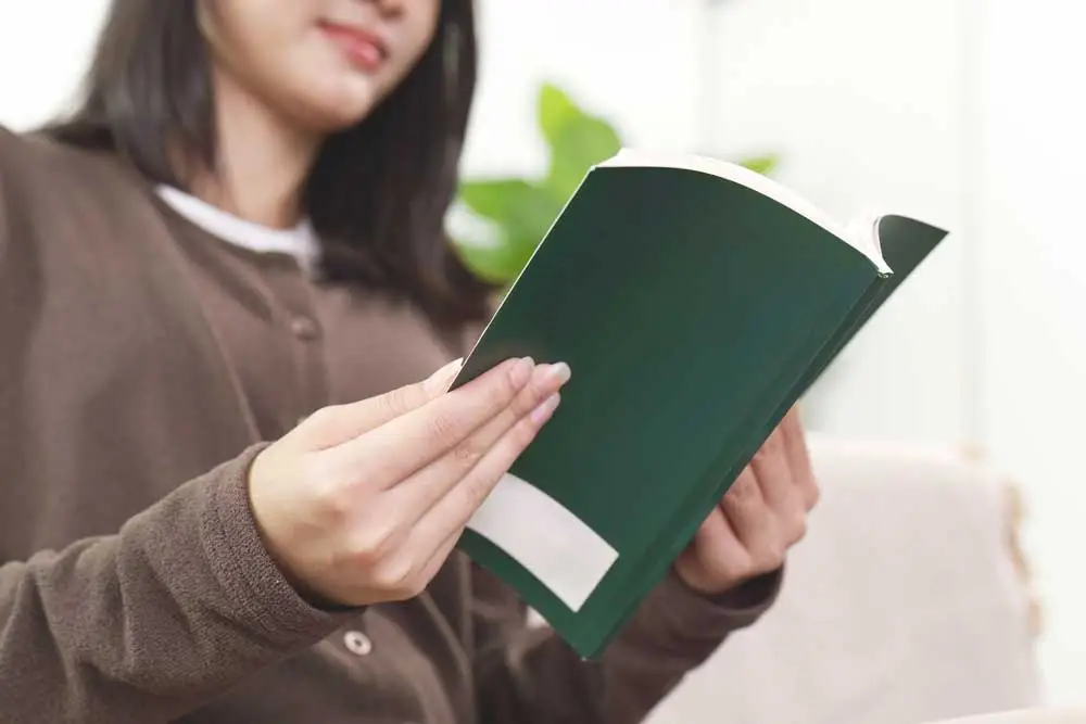 https://www.shutterstock.com/ja/image-photo/focused-reading-young-woman-holding-book-2699421571?trackingId=0a2fd80e-1f0f-48ae-8305-a2aed22a6156&listId=searchResults