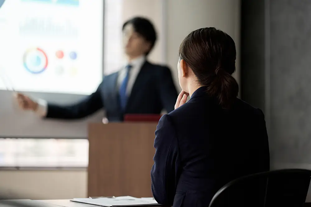 https://www.shutterstock.com/ja/image-photo/asian-business-woman-listening-presentation-meeting-2077150324?trackingId=fe579802-27b8-46c4-9f4e-1661d0b2b1c6&listId=searchResults