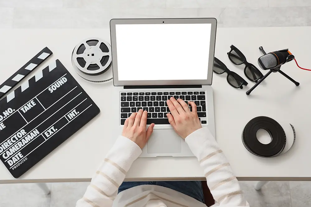 https://www.shutterstock.com/ja/image-photo/female-blogger-using-laptop-film-reels-2626883103?trackingId=e1cc32d6-6c2b-4e9e-a391-6dd90aea85a1&listId=searchResults