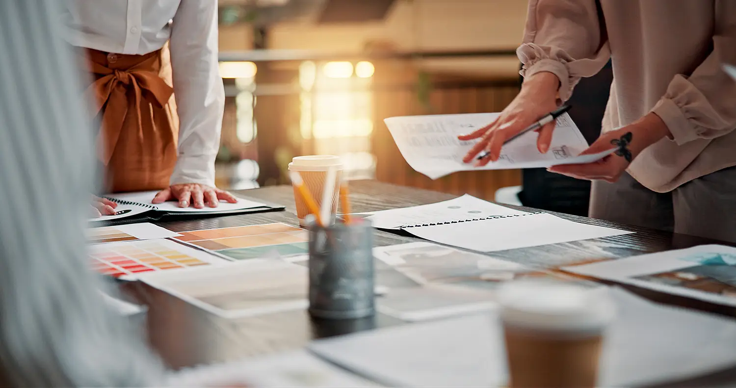 https://www.shutterstock.com/ja/image-photo/documents-design-team-hands-business-people-2624716347?trackingId=a210bc80-5aad-4155-965d-f7df4fa2659a&listId=searchResults