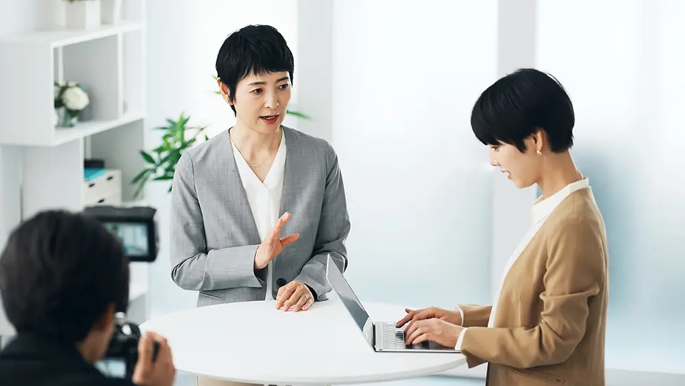 https://www.shutterstock.com/ja/image-photo/video-staff-recording-interviews-tv-cameraman-2277618955?trackingId=1df3e736-5c18-4ff5-a0e3-3ef3e30a5d39&listId=searchResults