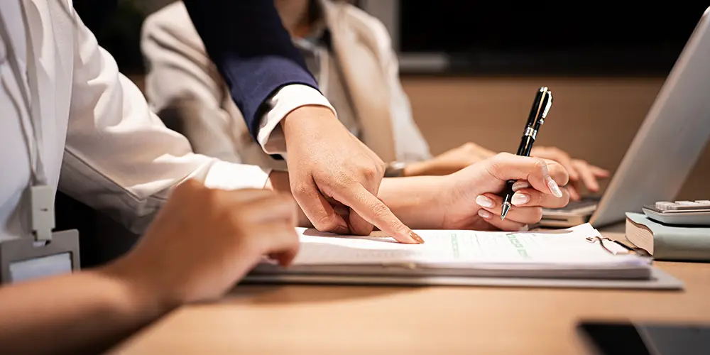 https://www.shutterstock.com/ja/image-photo/close-hands-company-executive-coaching-young-2651404237?trackingId=a7ad70b1-1c9a-4777-82bc-67ae95b5e33f&listId=searchResults