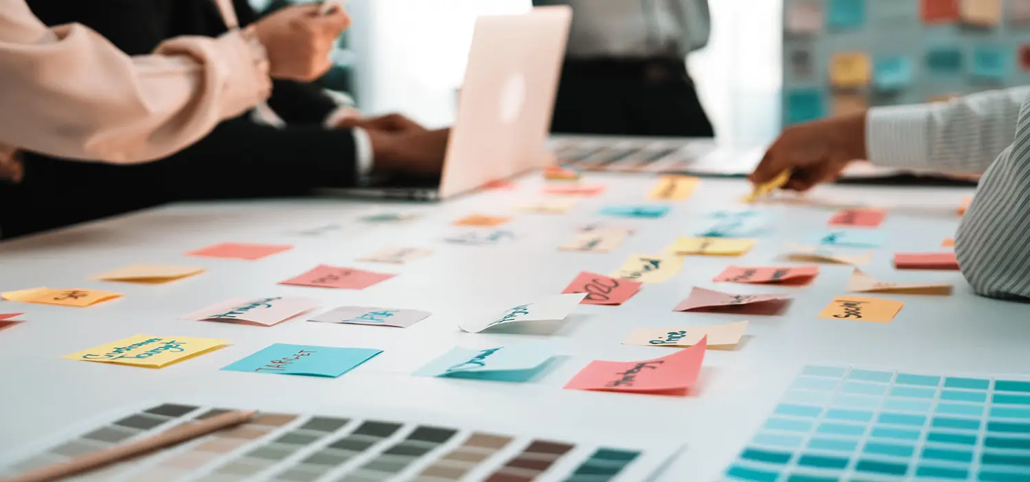 https://www.shutterstock.com/ja/image-photo/dedicated-team-engages-brainstorming-session-utilizing-2755053207?trackingId=30a60991-577f-46c5-a828-4dca5ca89af0&listId=searchResults