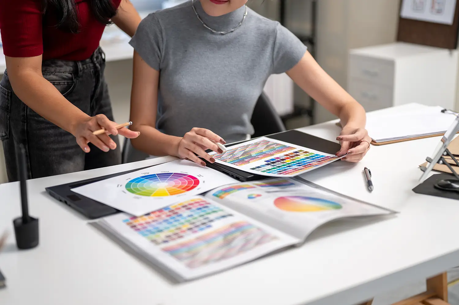 https://www.shutterstock.com/ja/image-photo/close-woman-holding-pencil-explaining-color-2725645187?trackingId=9c28d3ac-a3c5-4352-bff9-edca32c7460e&listId=searchResults