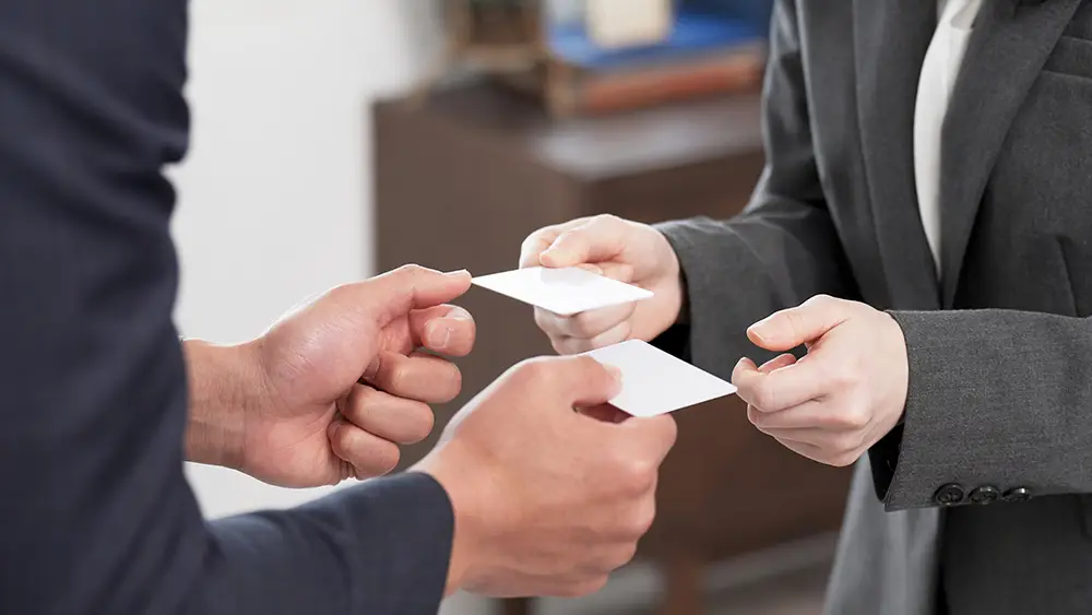 https://www.shutterstock.com/ja/image-photo/business-people-exchanging-cards-2541420957?trackingId=ba2b4c54-52e2-4853-bbaf-9728077e2b97&listId=searchResults