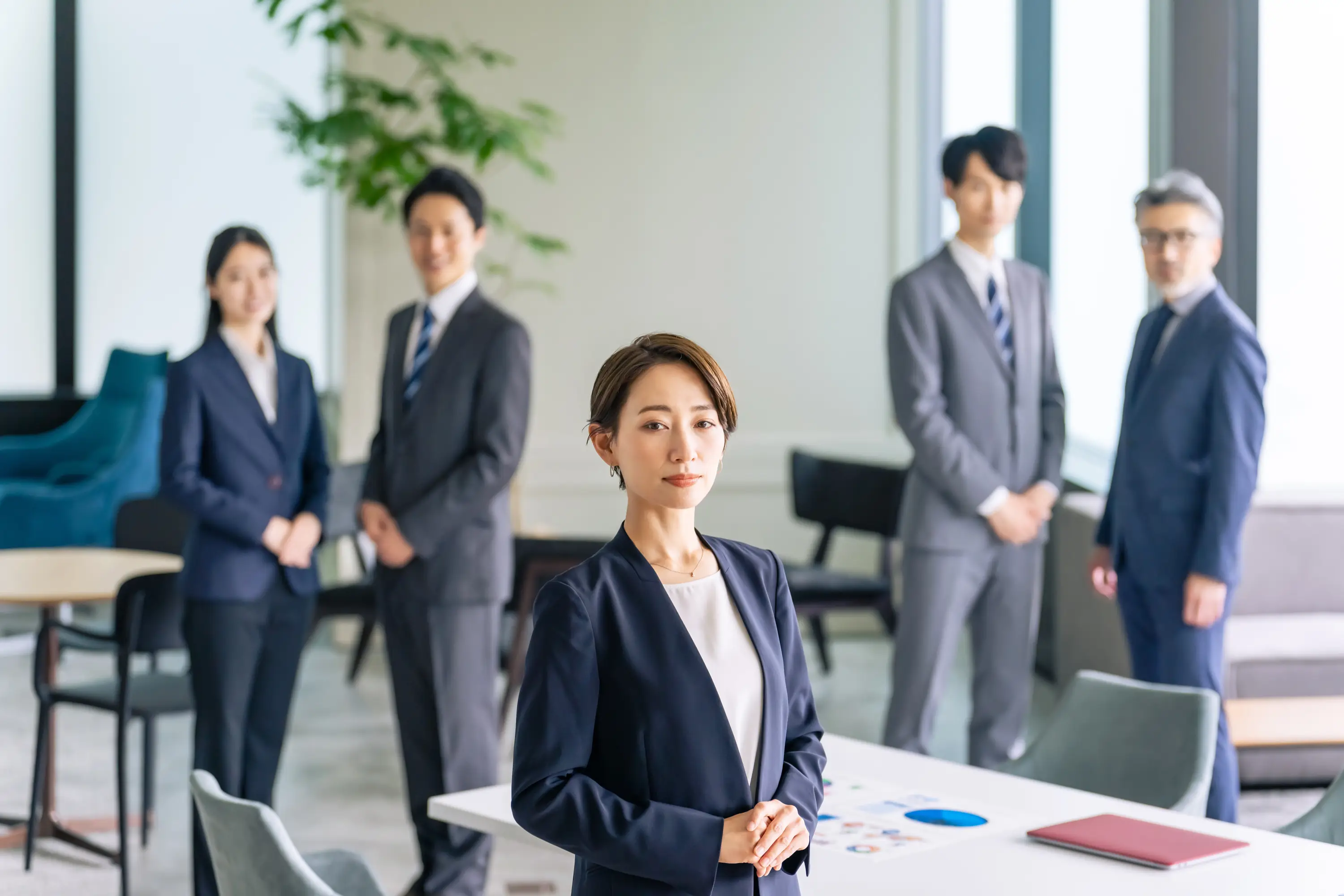 https://www.shutterstock.com/ja/image-photo/female-leader-standing-office-group-supporting-2196109425?trackingId=debd62ad-910a-4448-9cb2-6ac3aef10477&listId=searchResults