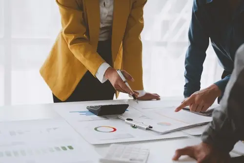 https://www.shutterstock.com/ja/image-photo/meeting-present-financial-business-management-team-2471186159?trackingId=03c8cbc4-e6ed-4df0-8595-db61c2991049&listId=searchResults