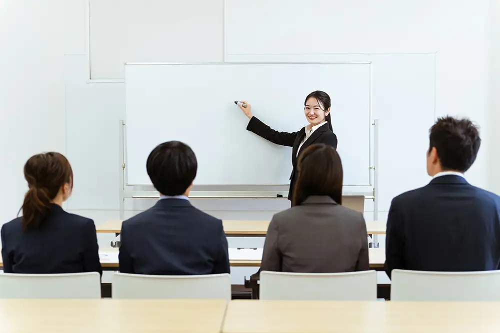 https://www.shutterstock.com/ja/image-photo/businesswoman-asian-writing-on-whiteboard-information-2756625237?trackingId=85626fee-dc57-4458-acee-75c4fb9340d7&listId=searchResults