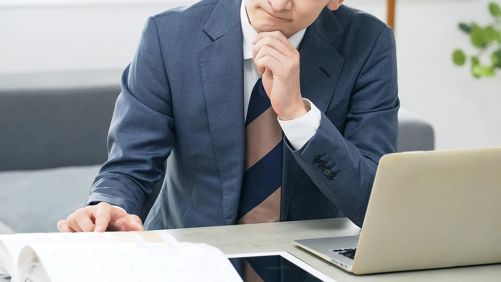 https://www.shutterstock.com/ja/image-photo/male-business-person-worried-while-working-2745484445?trackingId=6aee126c-8472-4d19-8a86-dc40ce79c684&listId=searchResults