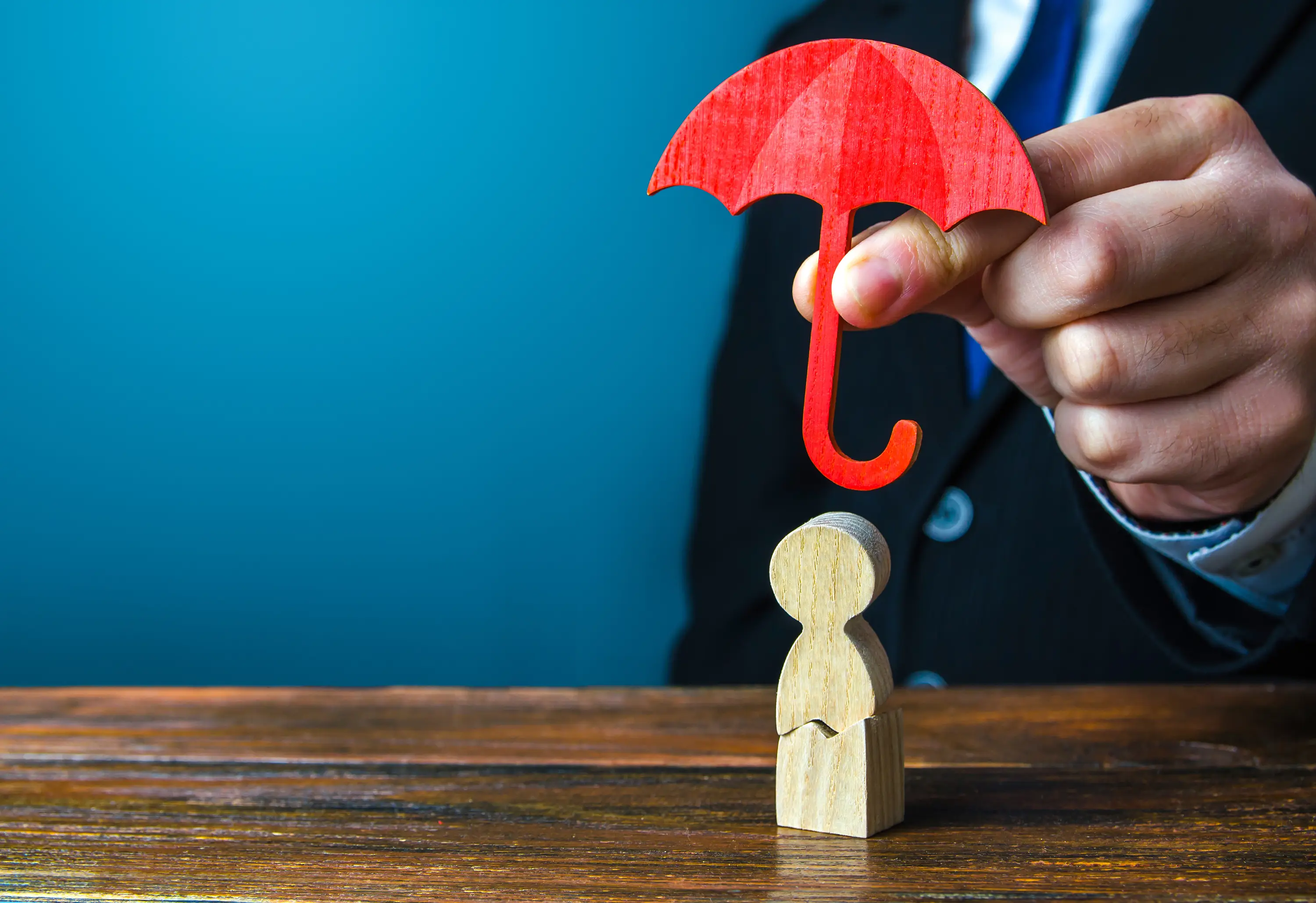 https://www.shutterstock.com/ja/image-photo/insurance-agent-holds-umbrella-over-men-2086133344?trackingId=cd17606e-bfcd-4c8f-8780-dd1c4f2b3dd2&listId=searchResults