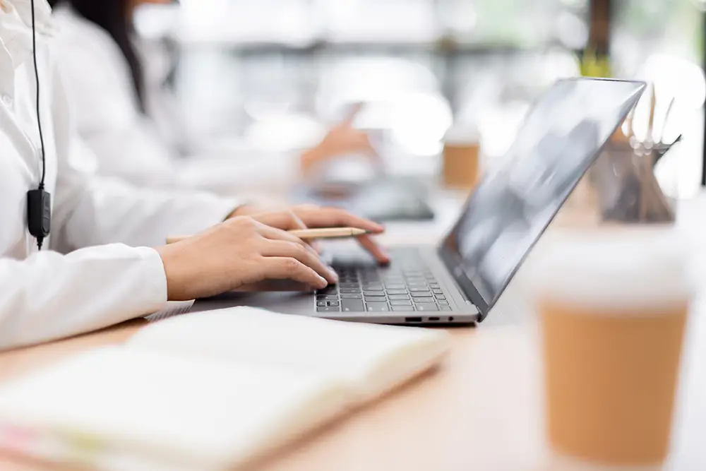 https://www.shutterstock.com/ja/image-photo/beautiful-asian-female-operator-working-laptop-2559437045?trackingId=7d927e4e-4b89-4c28-8661-89ee49590ea7&listId=searchResults