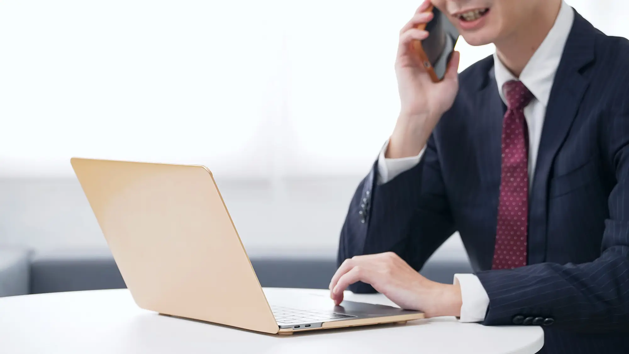 https://www.shutterstock.com/ja/image-photo/male-business-person-using-laptop-smartphone-2730552803?trackingId=78bde257-13d5-42e8-b25b-73f0a0f108ac&listId=searchResults
