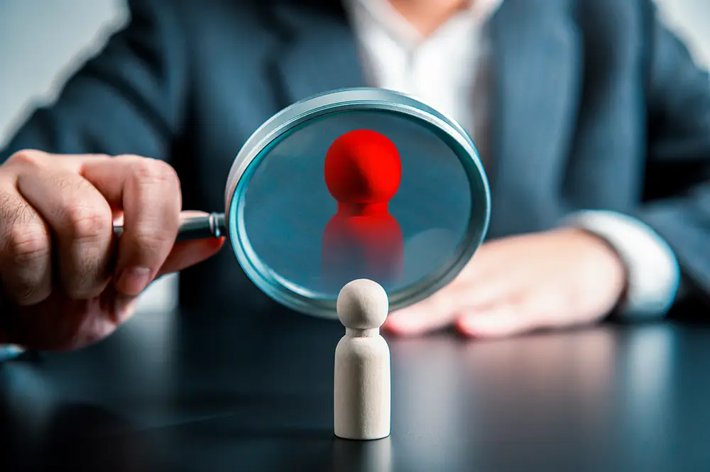 https://www.shutterstock.com/ja/image-photo/businessman-using-magnifying-glass-look-company-2325646319?trackingId=04c9f5e7-7f2f-4999-af57-db4e454cb9f7&listId=searchResults