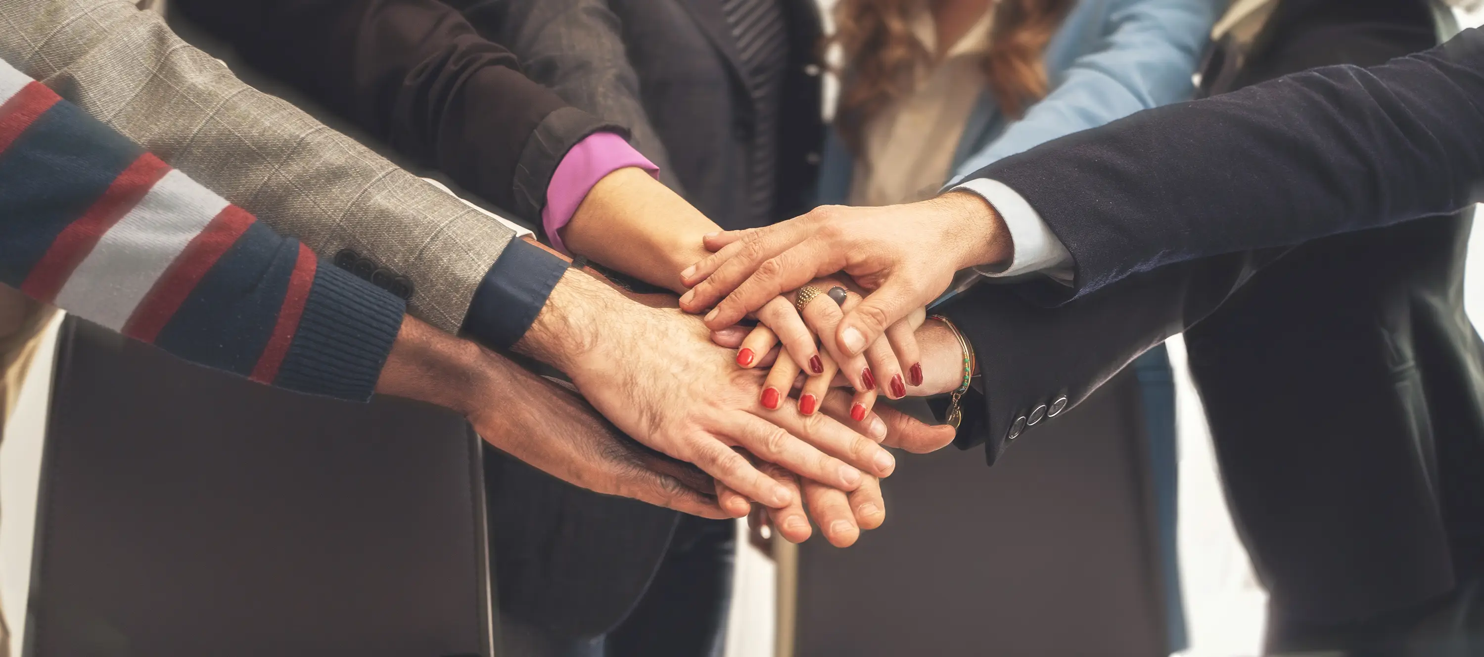 https://www.shutterstock.com/ja/image-photo/business-team-putting-hands-together-unity-2482066863?trackingId=fa20daa7-e4c3-477c-a8b2-cb5d65b35721&listId=searchResults