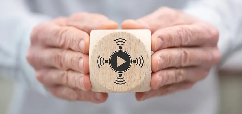 https://www.shutterstock.com/ja/image-photo/hand-holding-wooden-cube-symbol-video-2635203165?trackingId=09afc4b2-38e0-4e83-9f8b-1952dcf61c6c&listId=searchResults